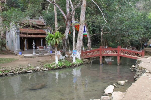 Đền thờ tại suối Cá Thần - Cẩm Lương